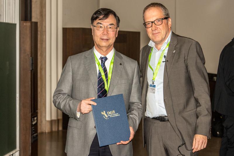 v.l.: Prof. Dr. Shimon Sakaguchi (Preisträger), Prof. Dr. Thomas Kamradt (Präsident der DGfI und Laudator). Bild: J. Hirscher