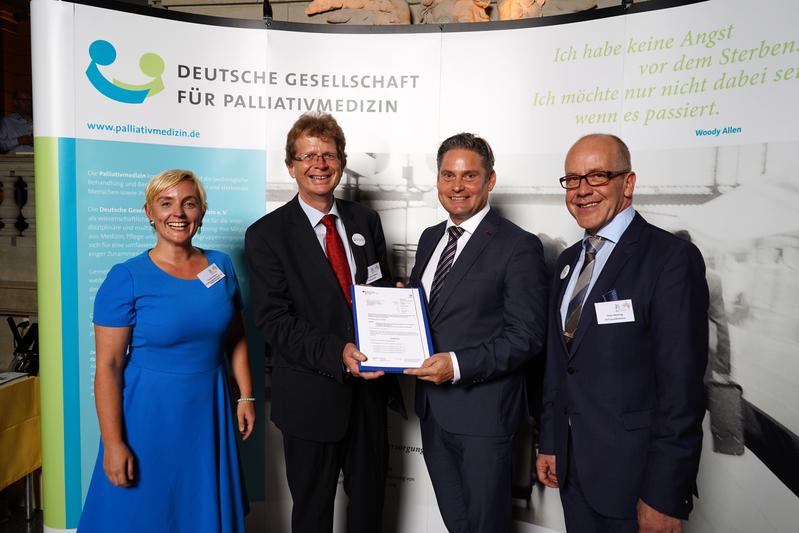 DGP-Präsident Prof. Dr. Lukas Radbruch (2.v.l.) freut sich mit Franziska Kopitzsch und Heiner Melching über das Präsent von Stefan Zierke, MdB, Parlamentarischer Staatssekretär im BMFSFJ (2.v.r.)..