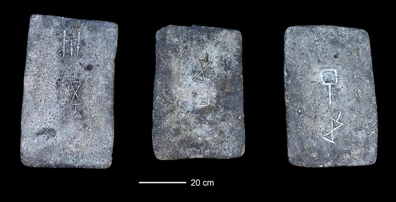 Ein Teil der untersuchten Zinnbarren aus dem Meer vor der Küste Israels (ca. 1300 bis 1200 vor Christus)