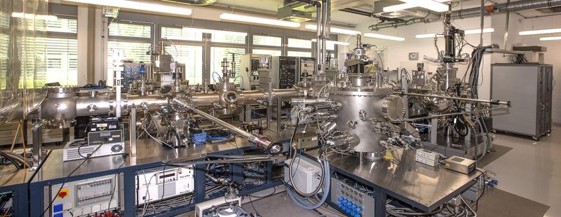 Blick in das Molekularstrahlepitaxie-Labor des IHP. Die Molekularstrahlepitaxie ist ein Verfahren der physikalischen Gasphasenabscheidung, um kristalline dünne Schichten herzustellen.