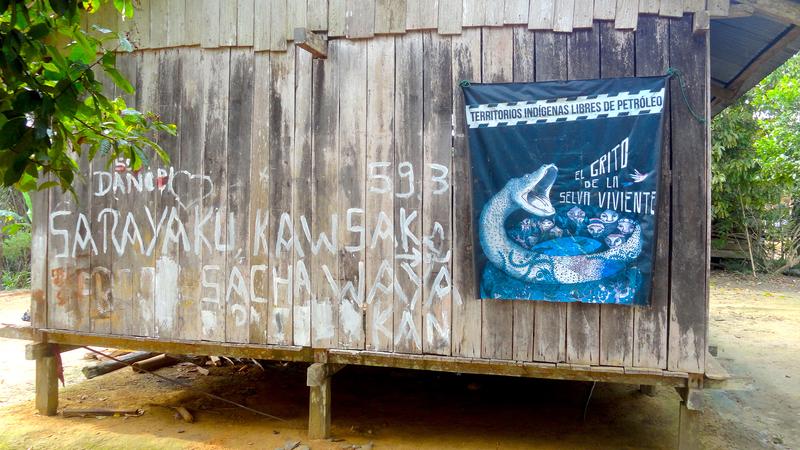 "Der Schrei des lebendigen Dschungels»: Protestplakat und -inschrift in der Kichwa-Ortschaft Sarayaku in Ecuador.