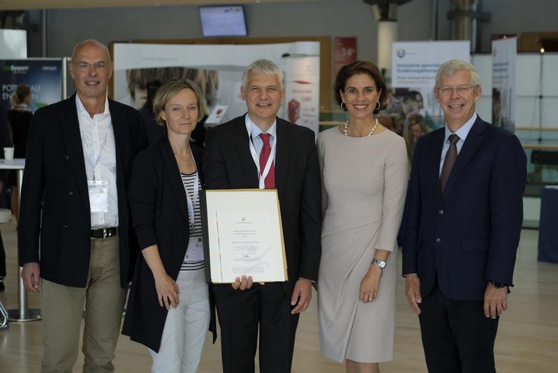 Gruppenbild: Preisträger PD Dr. Sommerburg (Mitte) mit Vorsitzendem der Stiftung Kindergesundheit Prof. Dr. Koletzko (rechts)