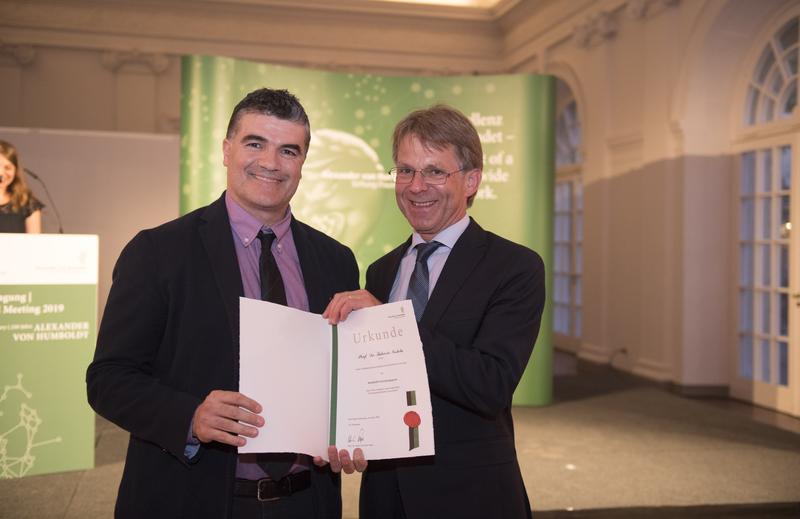 Fabrizio Nestola (l.) mit Dr. Hans-Christian Pape, Präsident der Alexander von Humboldt-Stiftung. 