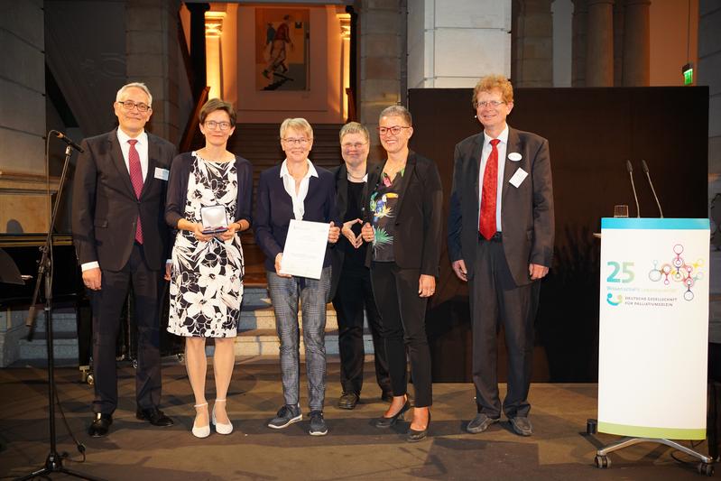 Preisverleihung an Projekt KOMMA (v.l.n.r.): Kai Martens, PD Dr. Sabine Pleschberger, Gerda Graf, Prof. Dr. Gerhild Becker, Dr. Christiane Kreyer, Prof. Dr. Lukas Radbruch.