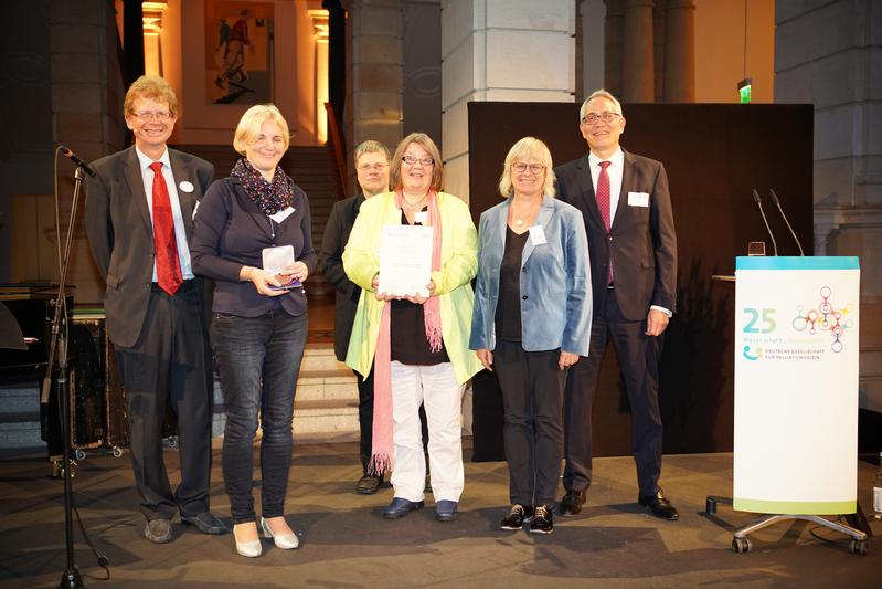 Preisverleihung an Projekt "Interkulturelle Hospizbegleitung" (v.l.n.r.): Prof. Dr. Lukas Radbruch, Anita Ptok, Prof. Dr. Gerhild Becker, Katja Goudinoudis, Ruth Burchard, Kai Martens. 