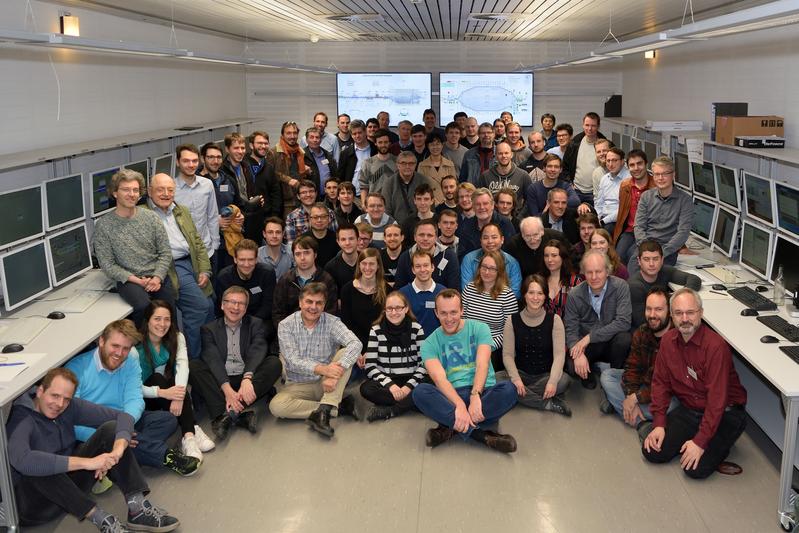 Mitglieder der internationalen KATRIN Kollaboration, versammelt im KATRIN Kontrollraum am Tritium Labor Karlsruhe während der ersten Neutrinomassen-Messphase im Frühjahr 2019.
