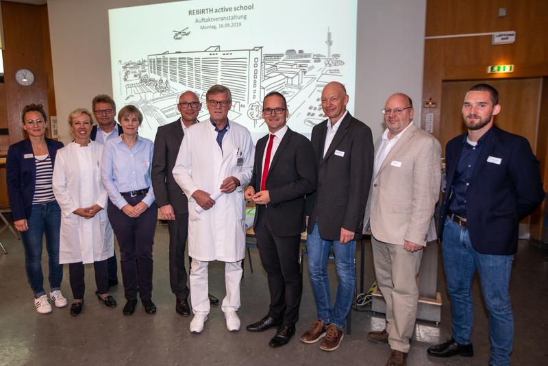 Grant Hendrik Tonne, Niedersächsischer Kultusminister, Professor Dr. Axel Haverich, Professor Dr. Uwe Tegtbur und Kooperationspartner.