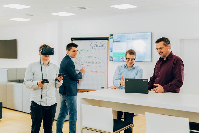 Kollaborative Produktentstehung zwischen Virtualität und Realität – im neuen Innovationslabor der Universität Paderborn wird das Wirklichkeit.