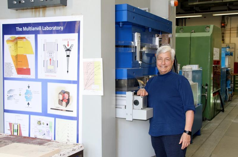 PD Dr. Catherine McCammon in einem Hochdruck-Labor des Bayerischen Geoinstituts (BGI). 