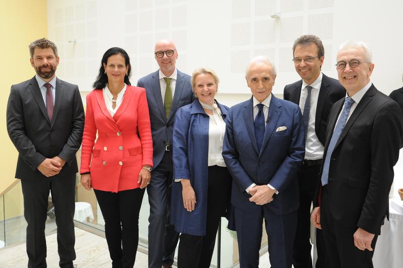 Prof. Dr. Thomas Nauss, Dr. Gabriele Kröner, Prof. Dr. Harald Renz,Dr. Sylvia Heinis, José Carreras, Prof. Dr. Andreas Neubauer und Prof. Dr. Helmut Schäfer (von links). 