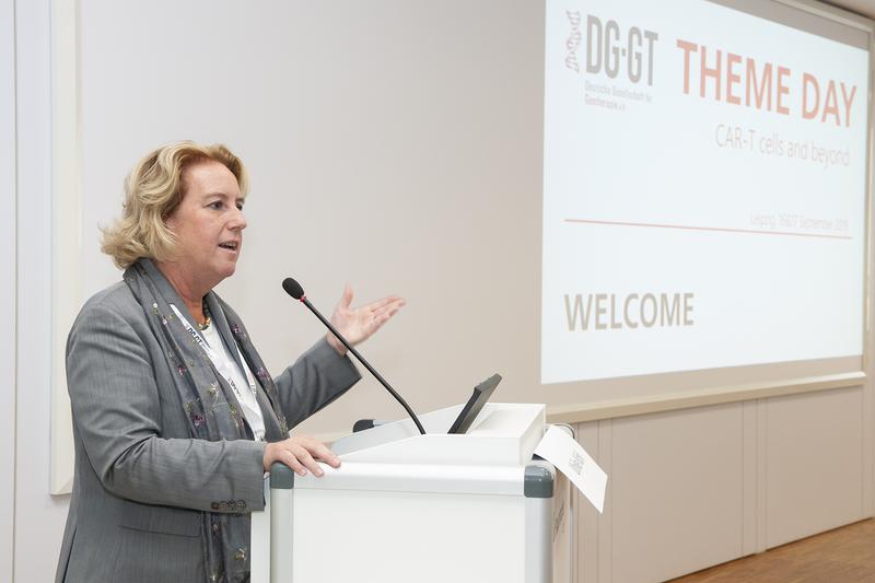 Fraunhofer IZI-Leiterin Prof. Dr. Dr. Ulrike Köhl begrüßte die Teilnehmenden des DG-GT Thementages.