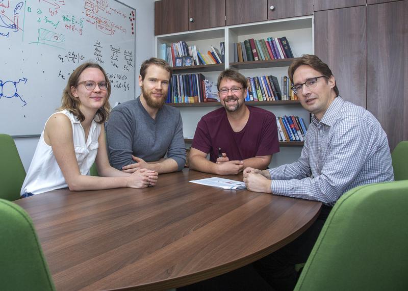 v.l. Friederike Klauck und Lucas Teuber, Professor Alexander Szameit und Professor Stefan Scheel diskutieren die Konsequenzen ihrer Entdeckung 