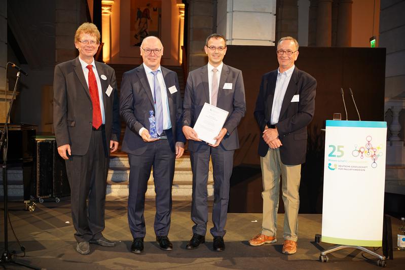 DGP verleiht Förderpreis für Palliativmedizin: DGP-Präsident Prof. Dr. Lukas Radbruch, Preisträger Prof. Dr. Gerd Mikus & Dr. Marcus Geist, Jurypräsident Prof. Dr. Norbert Frickhofen (v.l.n.r.) 