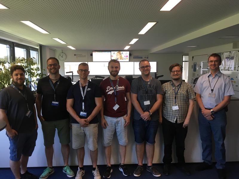 Johann Betz, Thomas Vogt, Dennis Barnekow, Daniel Nussko, Philipp Rombach, Florian Losch (v.l.n.r.) bei Dr. Christian Eibl (r., Leiter IT-Lagezentrum Bundesamt für Sicherheit der Informationstechnik).