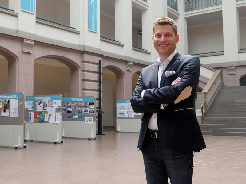 Dr. Lars Weber ist seit dem Wintersemester 2019/2020 Professor für Allgemeine BWL mit dem Schwerpunkt Digitalisierung an der HAWK in Holzminden