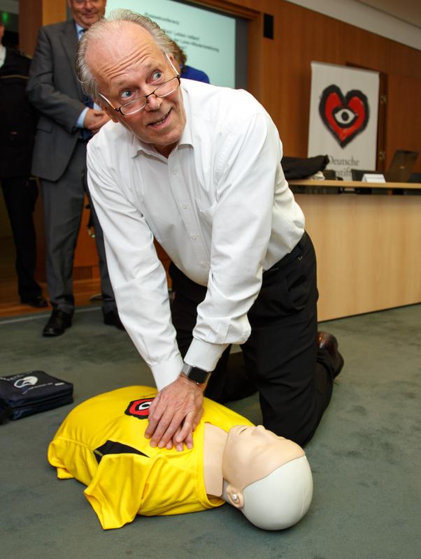 Notfallmediziner Prof. Dr. med. Dietrich Andresen, Vorstandsvorsitzender der Deutschen Herzstiftung, demonstriert die Herzdruckmassage.