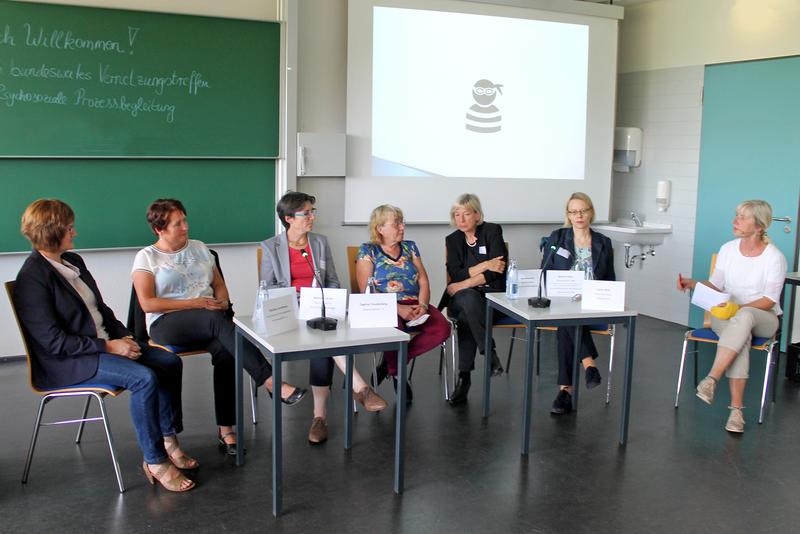  Foto von links: Christine Grundmann, Margot Brenk, Martina Lörsch, Dagmar Freudenberg, Ada Häfemeier, Martina Peter und Moderatorin Katrin Wolf. 
