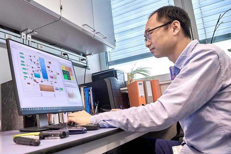 Qingnan Sun, PhD student at the ARTORG Center, with the model which learns while being used by an individual and is able to provide personalized advice on insulin treatment. 