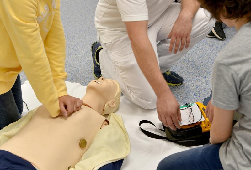 Die Herzdruckmassage und der Umgang mit dem Defibrillator wurden an Simulationspuppen trainiert.