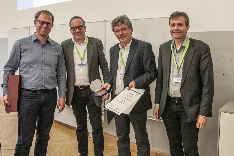 v.l.: Prof. Carsten Watzl (Generalsekretär der DGfI), Prof. Thomas Kamradt (Präsident der DGfI), Prof. Michael Kirschfink und Prof. Reinhard Voll (Vorsitzender Kommission Fachimmunologie, Laudator)