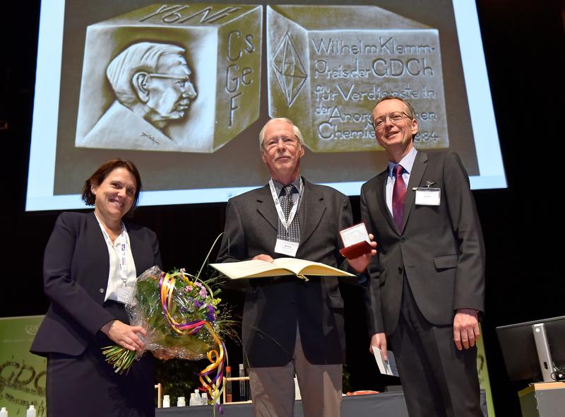 Preisträger Prof. Dr. Wolfgang Bensch (Mitte), GDCh-Vorstandsmitglied Prof. Dr. Claudia Felser, Max-Planck-Institut für Chemische Physik fester Stoffe (l.), GDCh-Präsident Dr. Matthias Urmann 