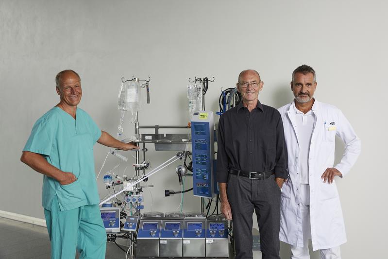 Operateur Professor Dr. Andreas Liebold (re.), zusammen mit seinem Patienten Gregor Sontheimer, dem Leitende Kardiotechniker Günter 