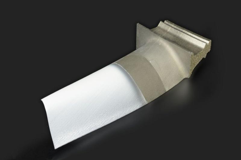 Turbine blade with a thin ceramic coating of yttrium-stabilized zirconium oxide (YSZ): such a thermal barrier coating allows a higher operating temperature in the turbine.