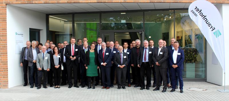 Die Eröffnung des neuen Gebäudeteils feierte das Fraunhofer CAM mit Gästen aus Industrie, Wissenschaft und Politik.