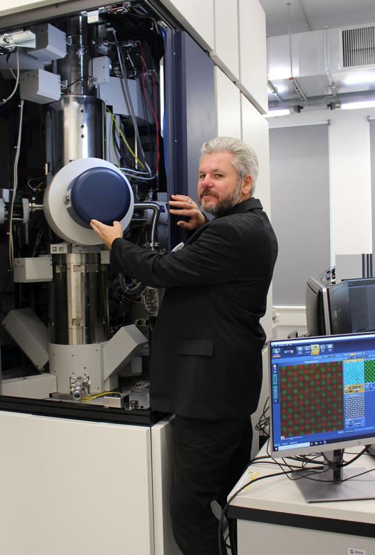 Gruppenleiter Frank Altmann mit dem Höchstauflösungs-Transmissionselektronenmikroskop, das im neuen Gebäude zur Verfügung steht.