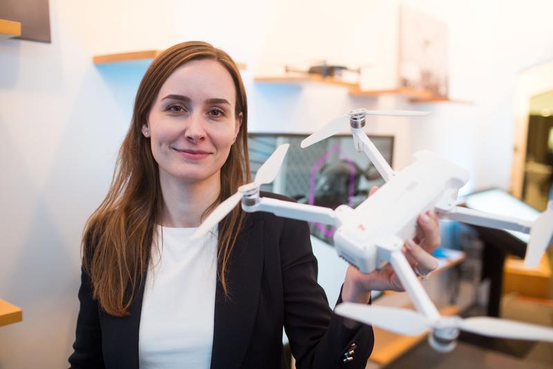 KU-Mitarbeiterin Frederica Janotta mit einem Drohnenmodell. Im Rahmen des Projekts GABI wird in Ingolstadt die Akzeptanz von Urban Air Mobility erforscht.