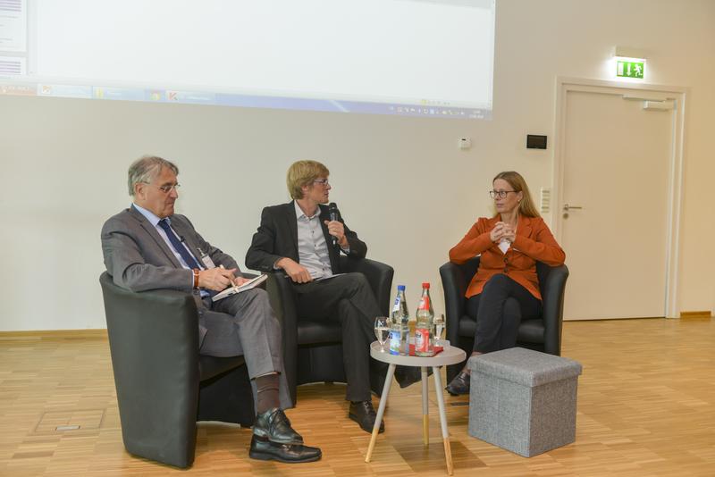 Zukunftsforscher Dr. Karlheinz Steinmüller (Erster v. links) und Prof. Barbara Praetorius (Erste v. rechts) diskutierten über die zukünftigen Anwendungsfelder der Bioenergie. 