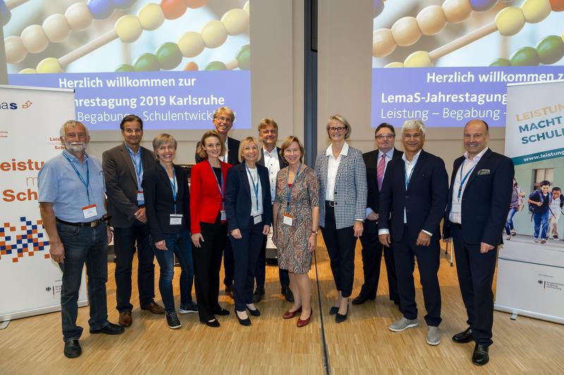 LemaS-Mitwirkende mit Bundesministerin Anja Karliczek (4.v.r.) und Verbundkoordinatorin Prof. Gabriele Weigand (7. v.r.) bei der LemaS-Jahrestagung 2019 Karlsruhe