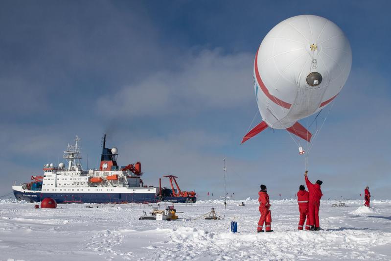 Im Frühjahr wird ein 90 Kubikmeter großer Fesselballon des TROPOS von einer Eisscholle mehrere Messsysteme bis in 1500 m Höhe bringen, um die bodennahen Luftschichten möglichst genau auszumessen. 