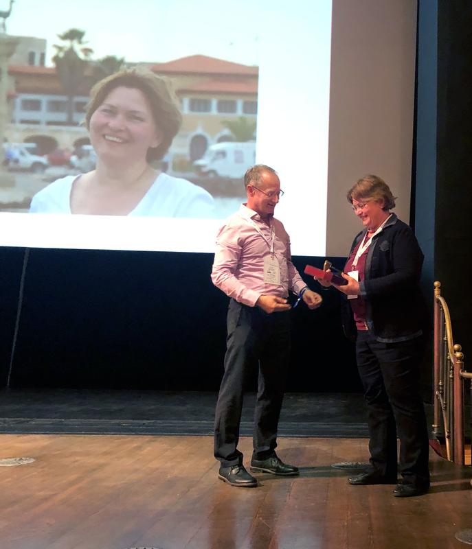 Dr. Thomas Flegel, der Präsident des ECVN, übergibt den Malleus Aureus Award an Professorin Dr. Andrea Tipold. 