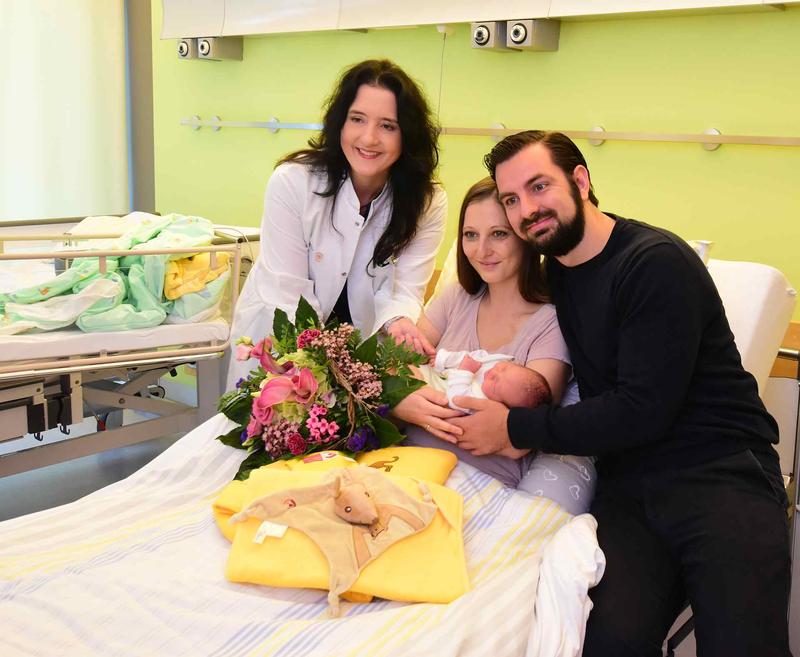 Die Direktorin der Uni-Frauenklinik, Prof. Pauline Wimberger, gratulierte den Eltern von Emma, die als 2.000. Baby des Jahres im Uniklinikum geboren wurde.