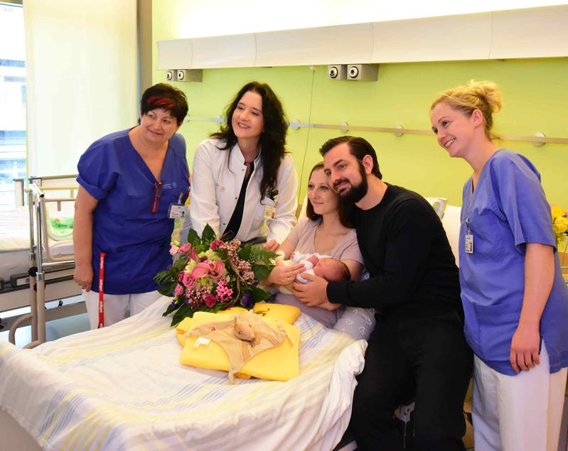 Umrahmt von Krankenschwester (links) und Hebamme (rechts) beglückwünscht die Direktorin der Uni-Frauenklinik, Prof. Pauline Wimberger, den Eltern von Emma, das 2.000. Klinikums-Baby des Jahres.