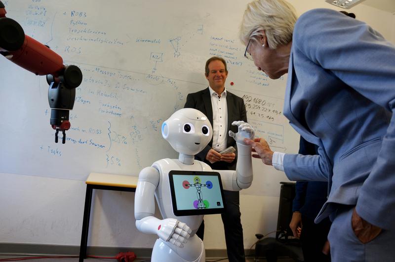 Die Staatssekretärin in der Interaktion mit Roboter „Pepper“.
