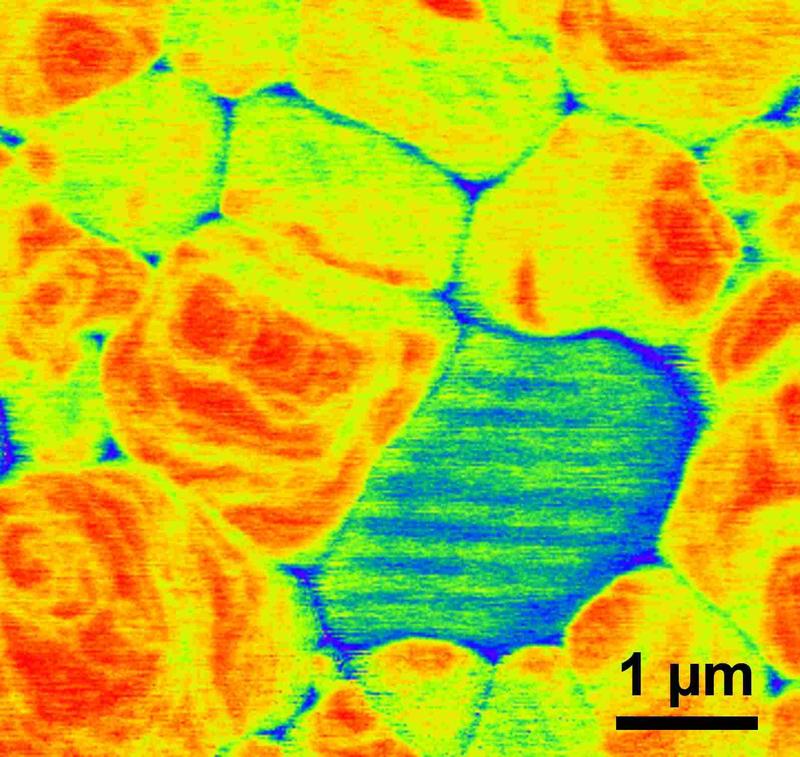 Eine ausgeklügelte Charakterisierung auf der Nanoskala visualisiert mikroskopische elektrische Felder (ferroelektrische Domänen) in den Perowskit-Dünnschichten. 