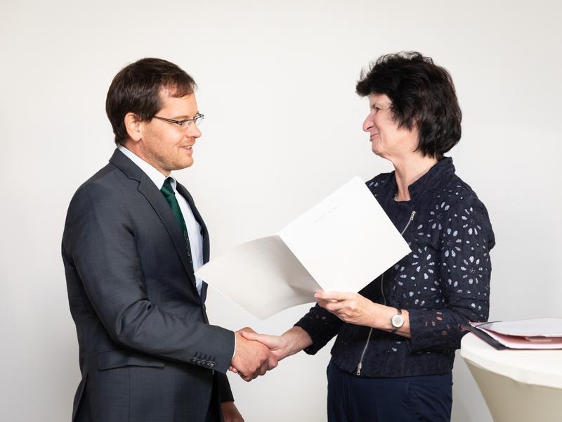 Wissenschaftsministerin Dr. Eva-Maria Stange übergibt den Förderbescheid an Prof. Christian Mayr