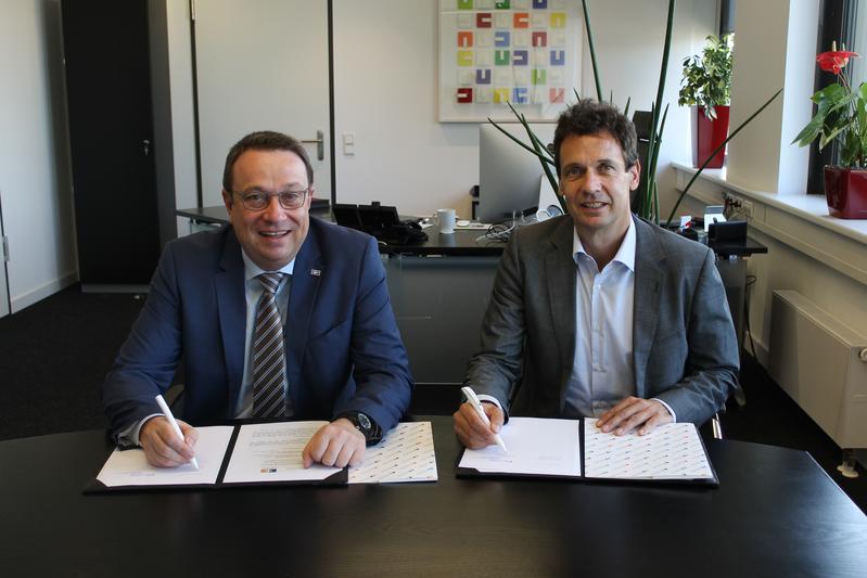 HSHL-Präsident Prof. Dr. Klaus Zeppenfeld (links) und SRH-Rektor Prof. Dr. Lars Meierling unterzeichneten die Kooperationsvereinbarung im Bereich Hochschulsport.