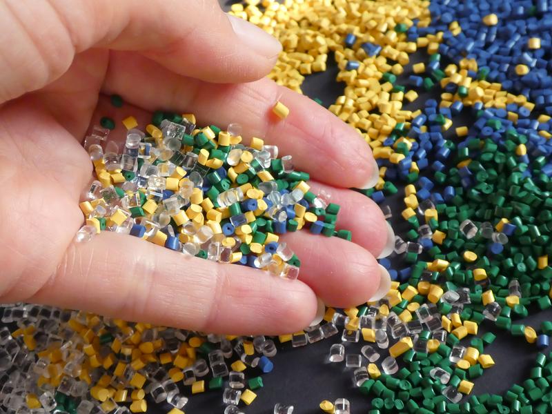 Bunte Mischung aus Kunststoffgranulaten: Für Sortier- und Recyclingtechnologien ist ein bunter Materialmix problematisch.