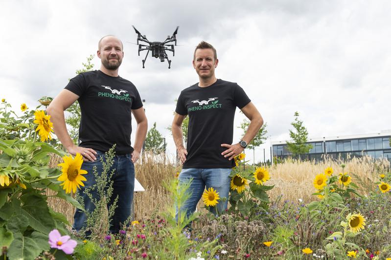 Philipp Lottes (links) und Prof. Dr. Cyrill Stachniss von der Universität Bonn mit einer Drohne, die Pflanzenbestände aus der Vogelperspektive aufnimmt. 