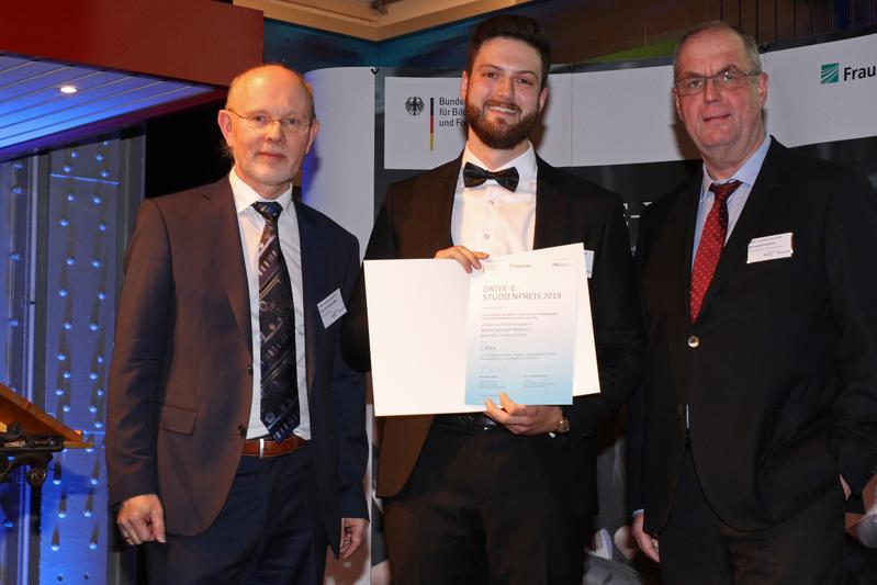 Die Laudatoren und DRIVE-E-Studienpreisträger 2019 (v.l.n.r.): Prof. Martin März, Fraunhofer IISB; Preisträger Julian Kreißl; Reinhold Friedrich, BMBF. 