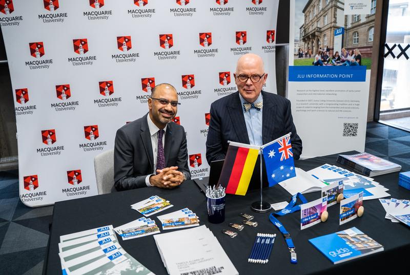 JLU-Präsident Prof. Dr. Joybrato Mukherjee (l.) und Prof. S. Bruce Dowton, Vice Chancellor Macquarie University, bei der Eröffnung des JLU Information Point an der Macquarie University in Sydney.