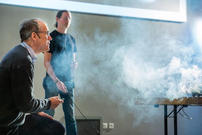 Prof. Axel Lorke und Dr. Nicolas Wöhrl bei ihrer Physik-Show 2018.