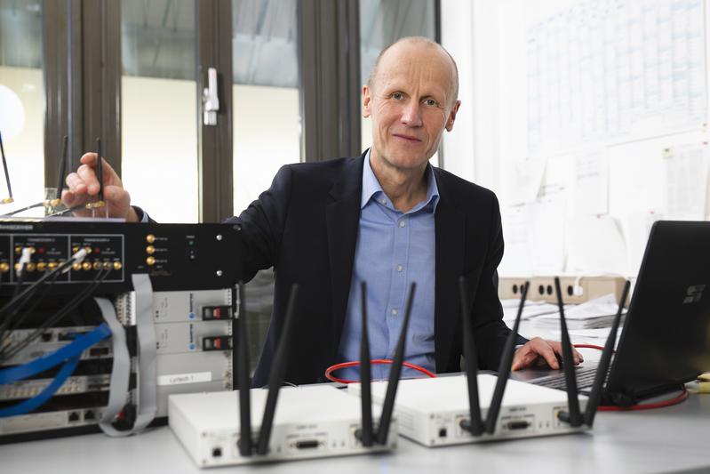 Professor Armin Dekorsy von der Universität Bremen leitet das Projekt 5GSatOpt. 