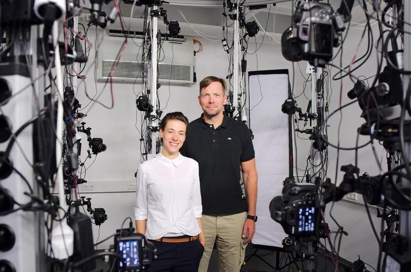  Marc Erich Latoschik und Carolin Wienrich in dem Labor, in dem 120 Kameras so viele Aufnahmen eines Menschen machen, dass sich daraus originalgetreue Avatare erstellen lassen. 