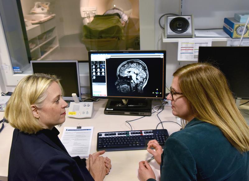 Dr. Kirsten Sucker (links), IPA, und Dr. Stefanie Borowy, Bergmannsheil, diskutieren anhand von MRT-Daten den Zusammenhang von Hirnvernetzung und Hirnbotenstoffen bei der Geruchswahrnehmung.