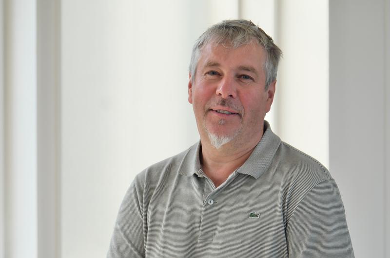 Professor Dietmar Hüser leitet ein DFG-Projekt, in dem erforscht wird, wie sich der Fußball in den 1960er Jahren auf die Integration von Arbeitsmigranten ausgewirkt hat.