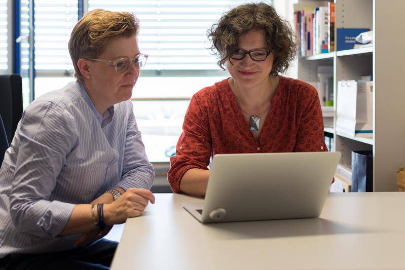 Wissenschaftlerinnen Barbara Lämmlein (li.) und Ulrike Gerdiken